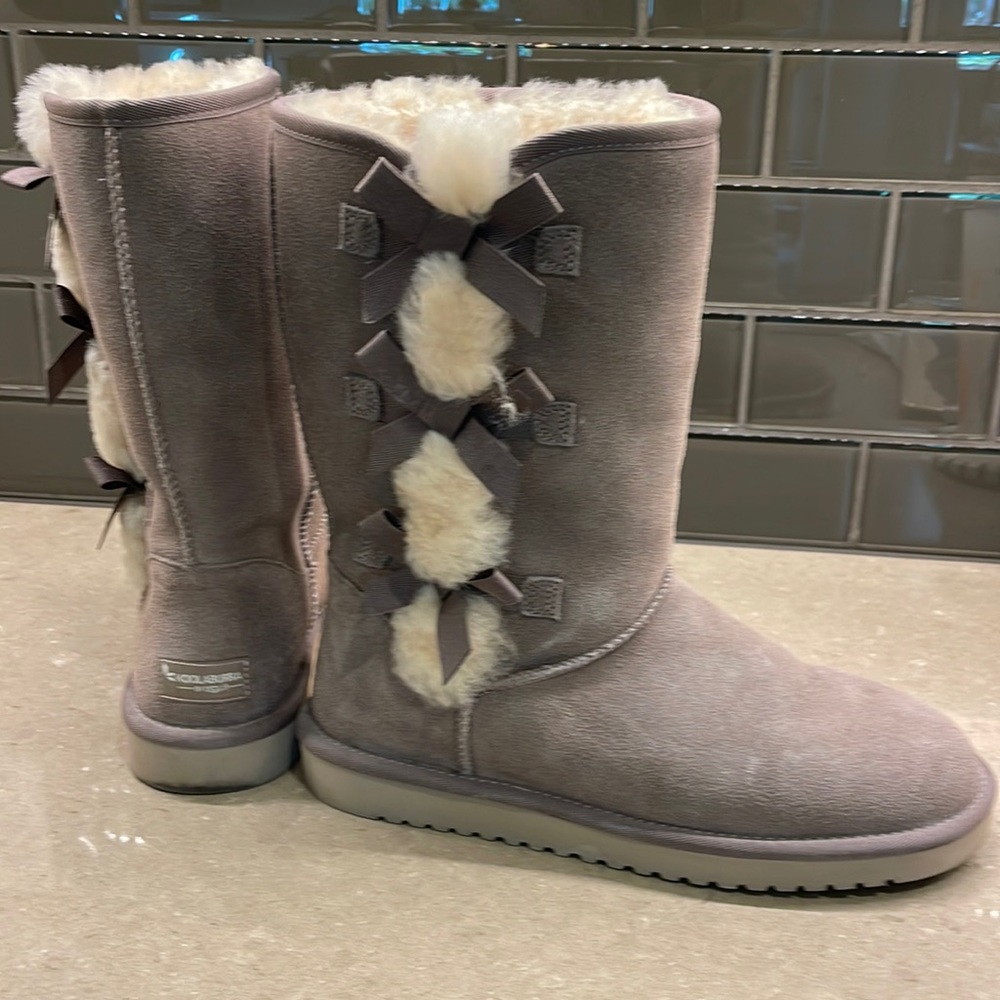 KOOLABURRA by UGG - BLOOMINGDALES, Tall 3 Bow Suede Leather Grey Boot Size 10